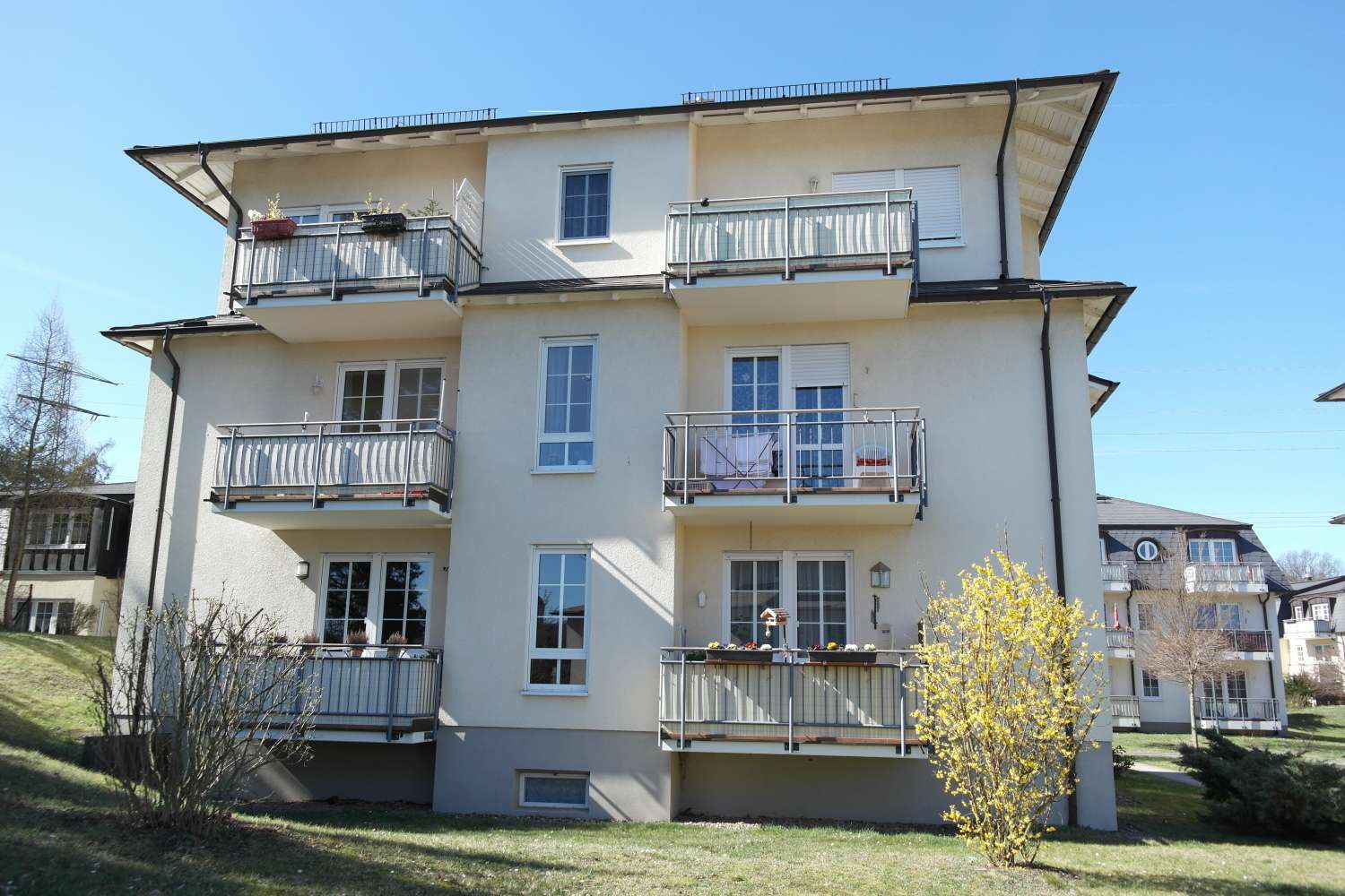 Wunderschöne 2 Zimmer-Dachgeschoss-Wohnung mit Sonnen-Balkon im grünen Radebeul