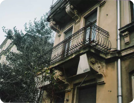 Legen Sie Ihr Vermögen in einem denkmalgeschützten und sanierten Mehrfamilienhaus im Gründerzeitstil in Dresden an.